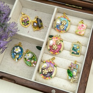 قلادة الطلاء بالزيت عتيقة